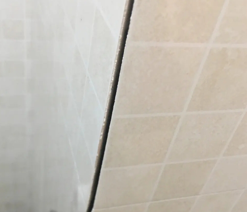 盐山瓷砖空鼓维修公司分享阳台瓷砖脱落的修复过程可以分为以下几个步骤