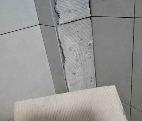 盐山瓷砖空鼓维修公司分享下厨房瓷砖脱落的补救措施。